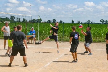 Na Volejbalovom turnaji  v Orávke opäť bodovali mladé tímy.
