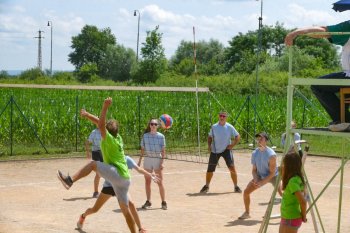 Na Volejbalovom turnaji  v Orávke opäť bodovali mladé tímy.