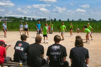 Na Volejbalovom turnaji  v Orávke opäť bodovali mladé tímy.